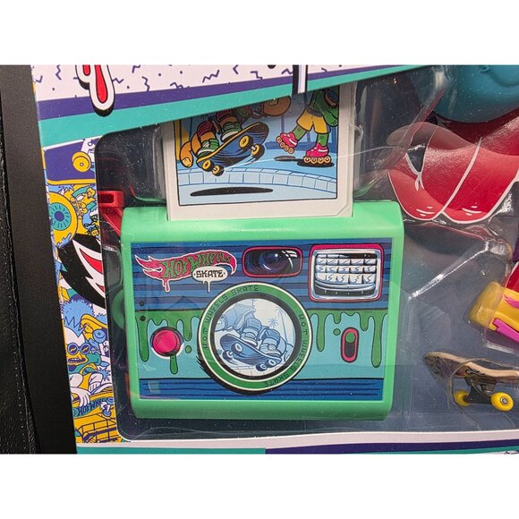 Hot Wheels Skate 90s Rewind & Grind Pack Fingerboard Playset - Picture 2 of 6